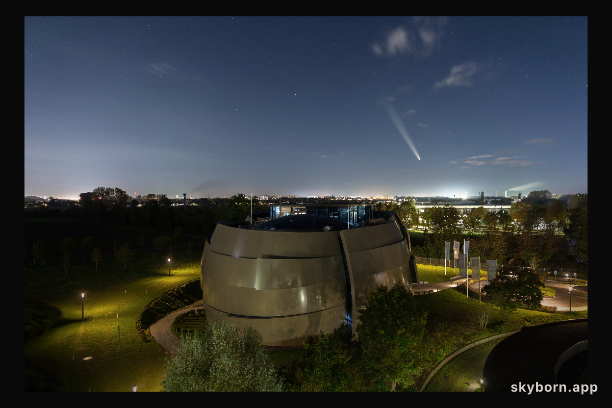 Comet Tsuchinshan-ATLAS meets the ESO Supernova