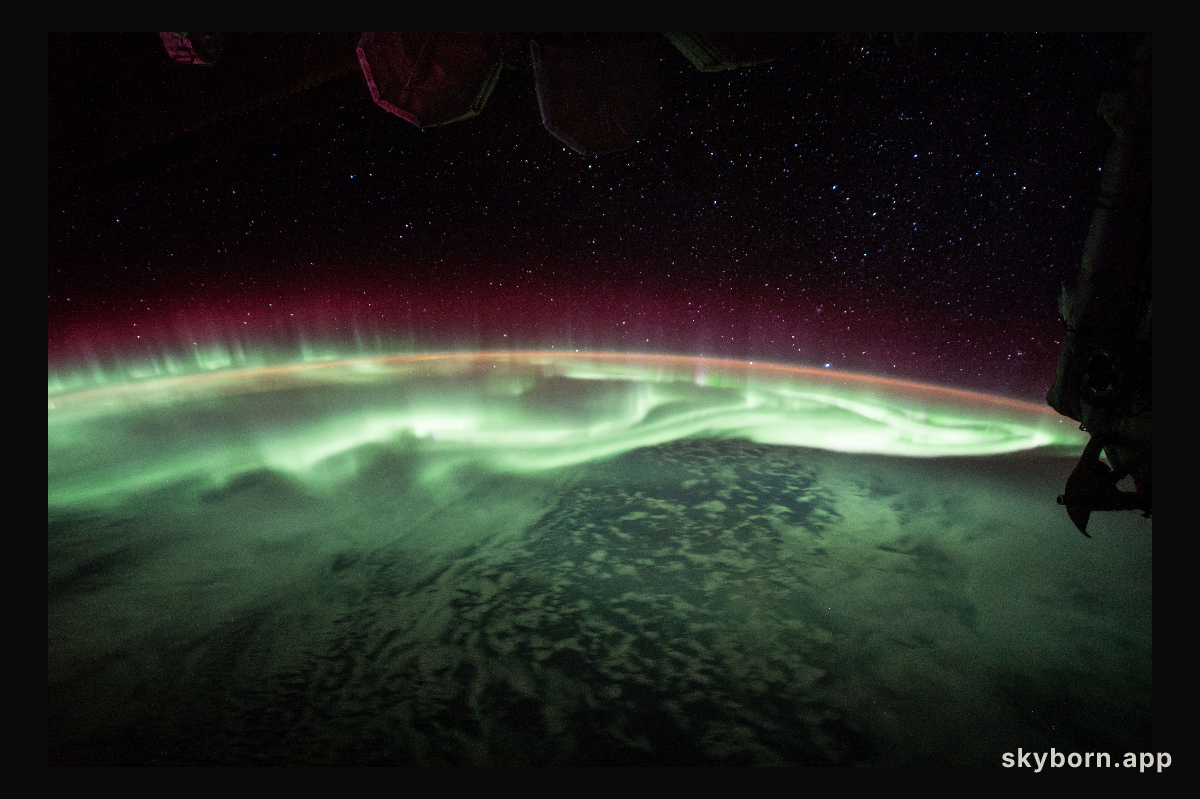 Aurora Slathers Up the Sky